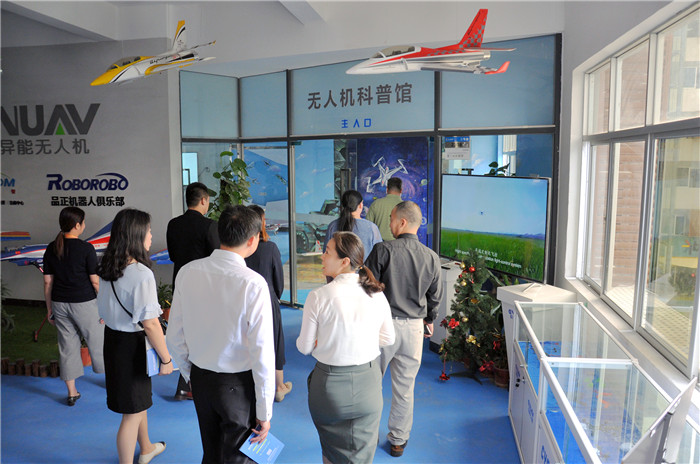 江蘇省泰州市新能源產業園區一行蒞臨東科集團參觀交流 江蘇省泰州市新能源產業園區一行蒞臨東科集團參觀交流