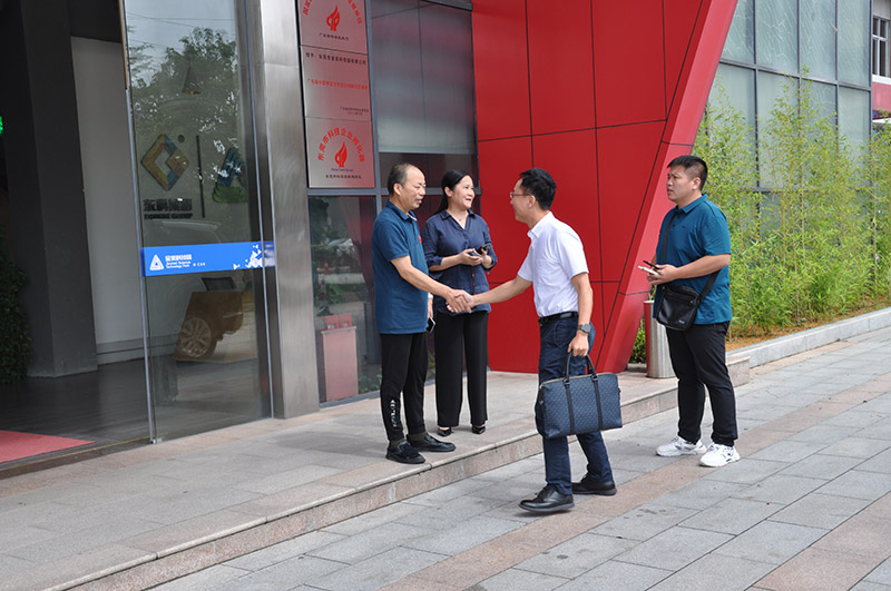 東莞市謝崗鎮(zhèn)委委員劉俊全一行蒞臨金美科技園參觀交流