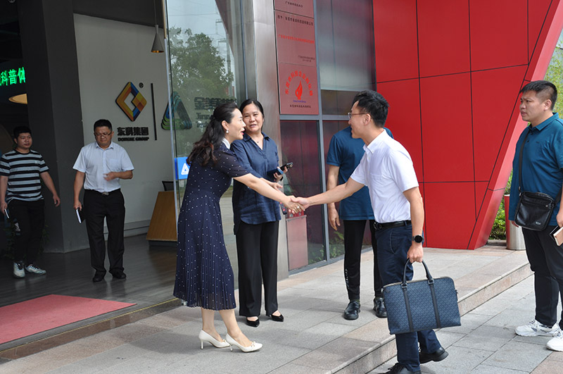 東莞市謝崗鎮(zhèn)委委員劉俊全一行蒞臨金美科技園參觀交流