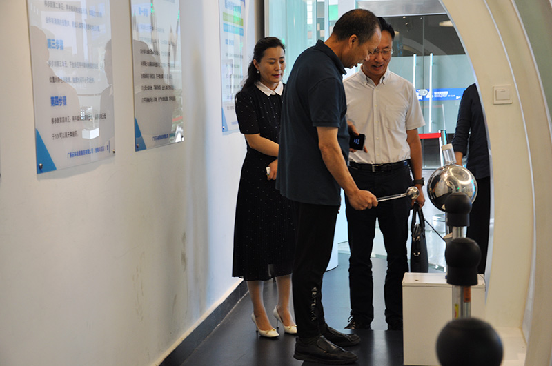 東莞市謝崗鎮(zhèn)委委員劉俊全一行蒞臨金美科技園參觀交流