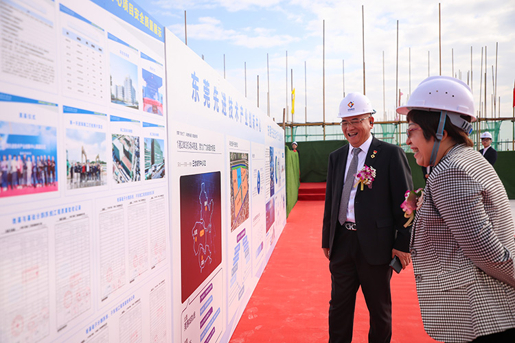 乘勢而上,喜封金頂|東莞先進技術產業創新中心封頂儀式圓滿舉行! 乘勢而上,喜封金頂|東莞先進技術產業創新中心封頂儀式圓滿舉行!