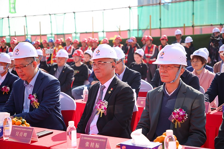 乘勢而上，喜封金頂｜東莞先進技術產業創新中心封頂儀式圓滿舉行！